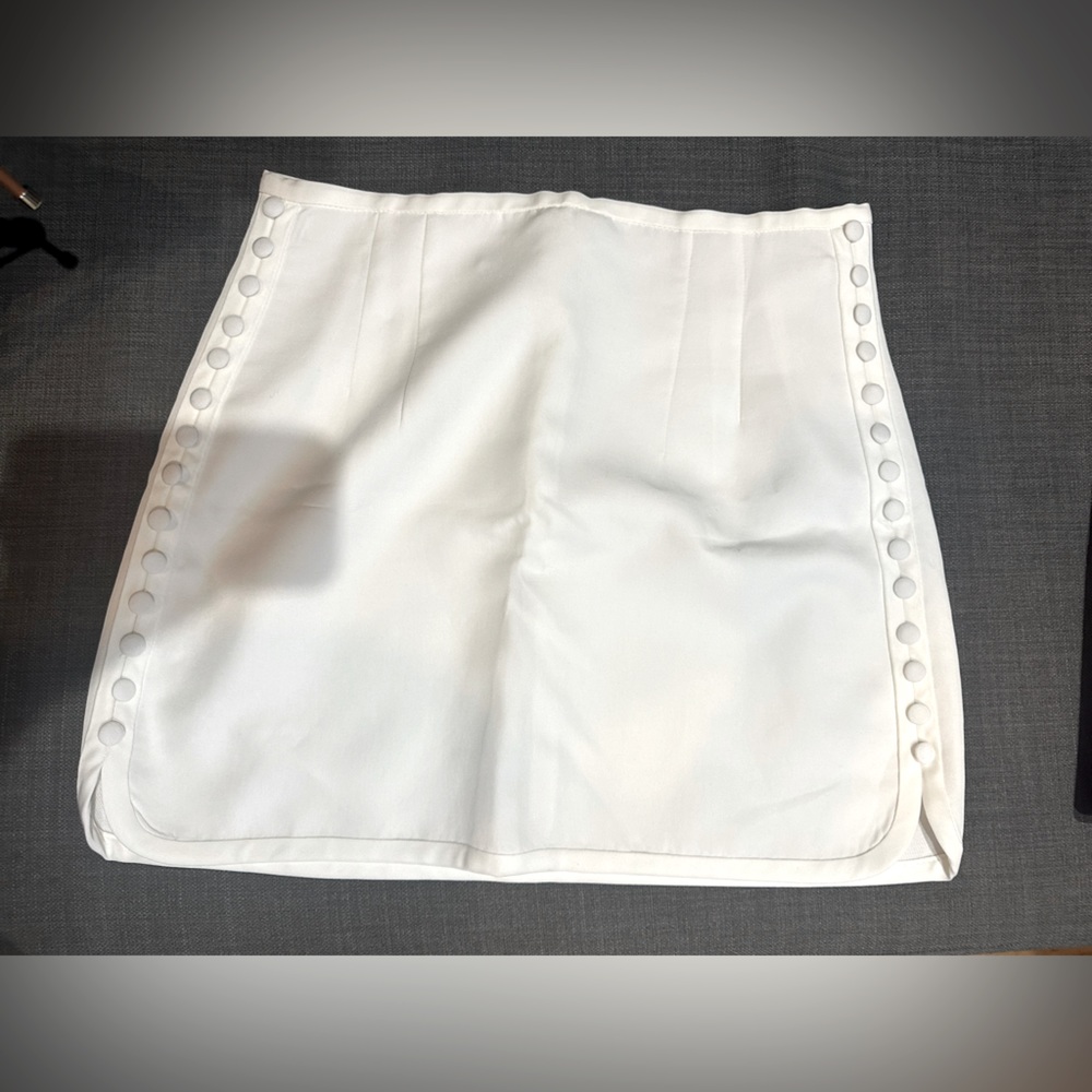 Zara Whitw Mini Skirt with Side Button Detail, Size M, Never Worn